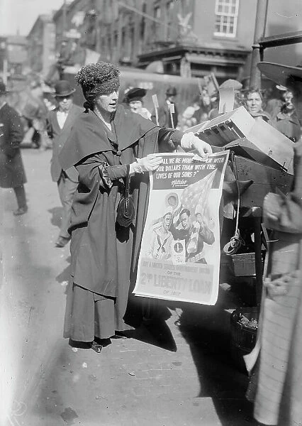 Mrs. J.F. Curtis, Oct 1917. Creator: Bain News Service