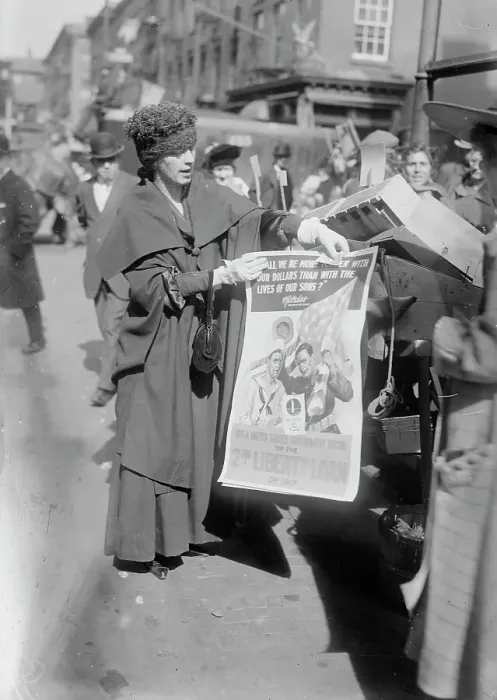 Framed Print : Mrs. J.F. Curtis, Oct 1917. Creator: Bain News Service Framed Print : Mrs. J.F. Curtis, Oct 1917. Creator: Bain News Service