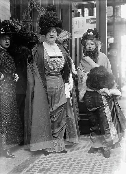 Mrs. John Hays Hammond with Miss White, 1913. Creator: Harris & Ewing. Mrs. John Hays Hammond with Miss White, 1913. Creator: Harris & Ewing