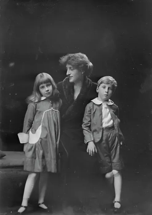 Framed Print : Mrs. J.W. O'Connor and children, portrait photograph, 1919 Feb. 12. Creator: Arnold Genthe Framed Print : Mrs. J.W. O'Connor and children, portrait photograph, 1919 Feb. 12. Creator: Arnold Genthe
