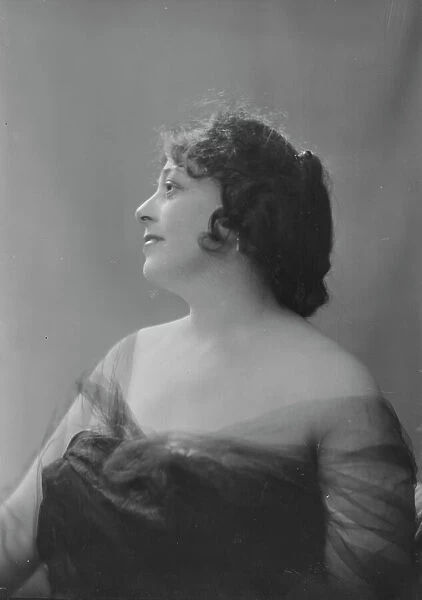 Mrs. La Barre, portrait photograph, 1918 May 17. Creator: Arnold Genthe