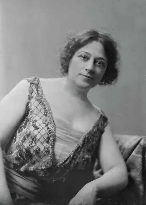 Framed Print : Mrs. La Barre, portrait photograph, 1918 May 17. Creator: Arnold Genthe Framed Print : Mrs. La Barre, portrait photograph, 1918 May 17. Creator: Arnold Genthe