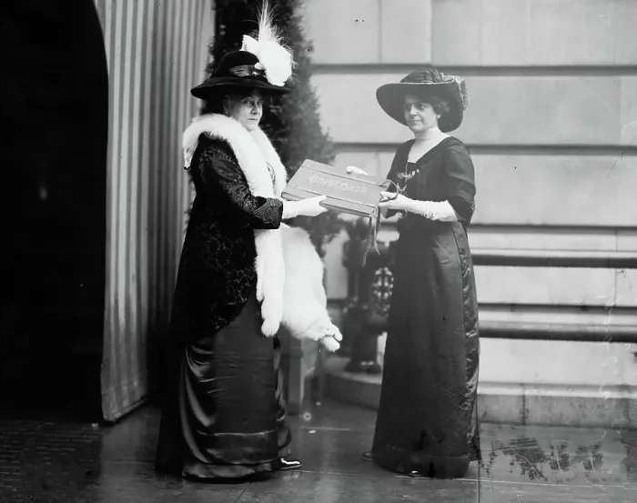 Framed Print : Mrs. Linthicum and Mrs. Stephen [i.e. Steven] Ayres, (1912?). Creator: Bain News Service