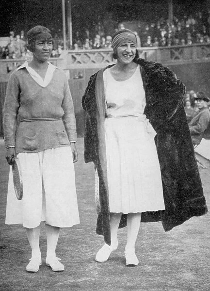 Mrs Mallory (left) and Suzanne Lenglen before their famous first final at the new Wimbledon, 1922. Artist: Tropical Press