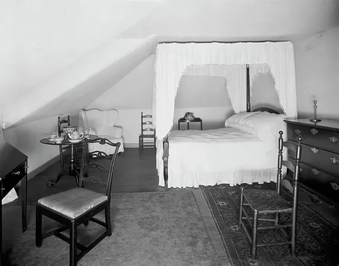 Framed Print : Mrs. [Martha] Washington's bed room at Mt. Vernon, c.between 1910 and 1920. Creator: Unknown