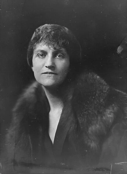 Mrs. McVitty, portrait photograph, 1919 Feb. 14. Creator: Arnold Genthe