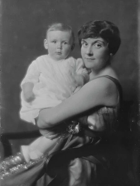 Mrs. Murphy and baby, portrait photograph, 1918 Apr. 30. Creator: Arnold Genthe