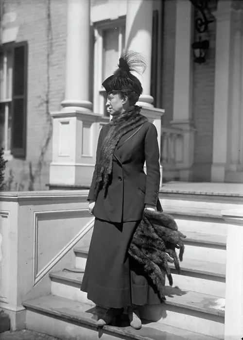 Framed Print : Mrs. Newton D Baker, 1917. Creator: Harris & Ewing. Mrs. Newton D Baker, 1917. Creator: Harris & Ewing Framed Print : Mrs. Newton D Baker, 1917. Creator: Harris & Ewing. Mrs. Newton D Baker, 1917. Creator: Harris & Ewing