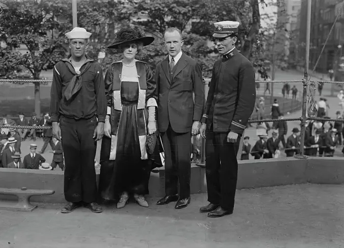 Framed Print : Mrs. O. Harriman, Blaine Ewing, Lieut. McKinney, 1917. Creator: Bain News Service Framed Print : Mrs. O. Harriman, Blaine Ewing, Lieut. McKinney, 1917. Creator: Bain News Service