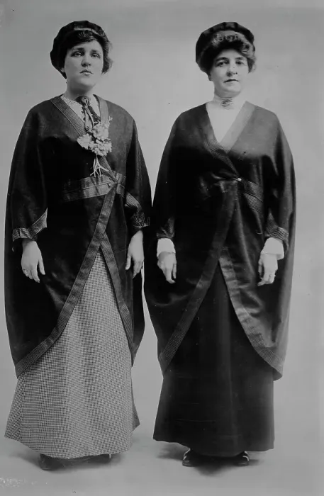 Framed Print : Mrs. Owens and Mrs. C.G. Moore, 1913. Creator: Bain News Service Framed Print : Mrs. Owens and Mrs. C.G. Moore, 1913. Creator: Bain News Service