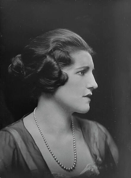 Mrs. Raymond Belmont, portrait photograph, 1918 Dec. 30. Creator: Arnold Genthe