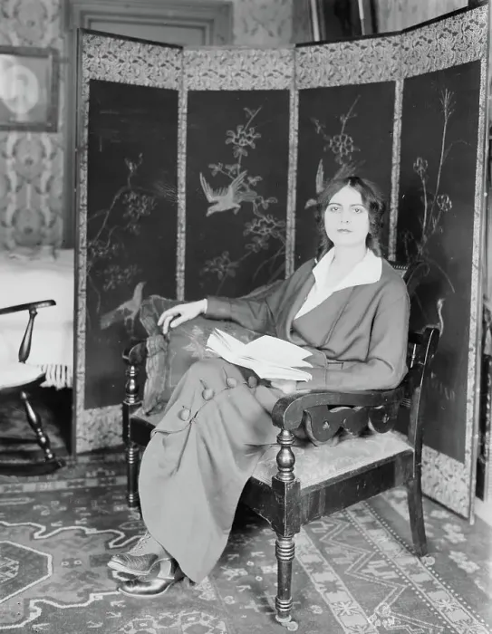 Framed Print : Mrs. Raymonde Delaunois, between c1910 and c1915. Creator: Bain News Service Framed Print : Mrs. Raymonde Delaunois, between c1910 and c1915. Creator: Bain News Service