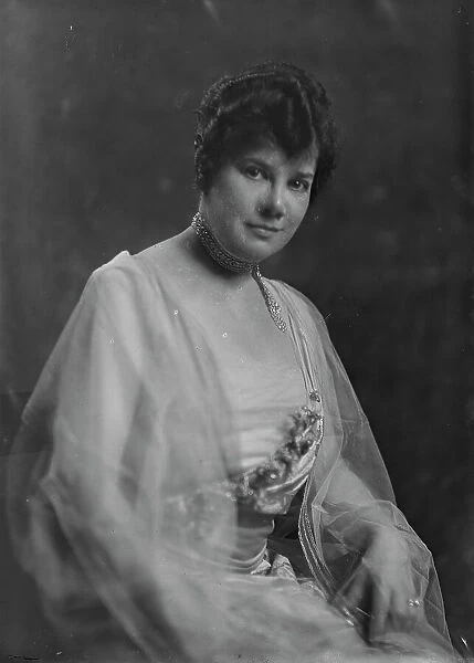 Mrs. R.H. Dowman, portrait photograph, 1918 Nov. 2. Creator: Arnold Genthe