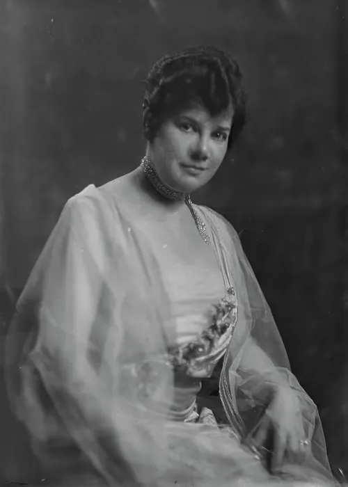 Framed Print : Mrs. R.H. Dowman, portrait photograph, 1918 Nov. 2. Creator: Arnold Genthe Framed Print : Mrs. R.H. Dowman, portrait photograph, 1918 Nov. 2. Creator: Arnold Genthe