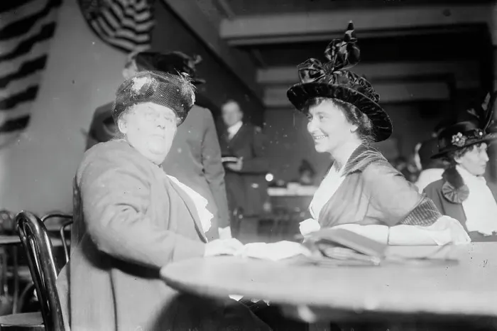 Framed Print : Mrs. R.H. Passman and Mrs. Slade, between c1910 and c1915. Creator: Bain News Service Framed Print : Mrs. R.H. Passman and Mrs. Slade, between c1910 and c1915. Creator: Bain News Service