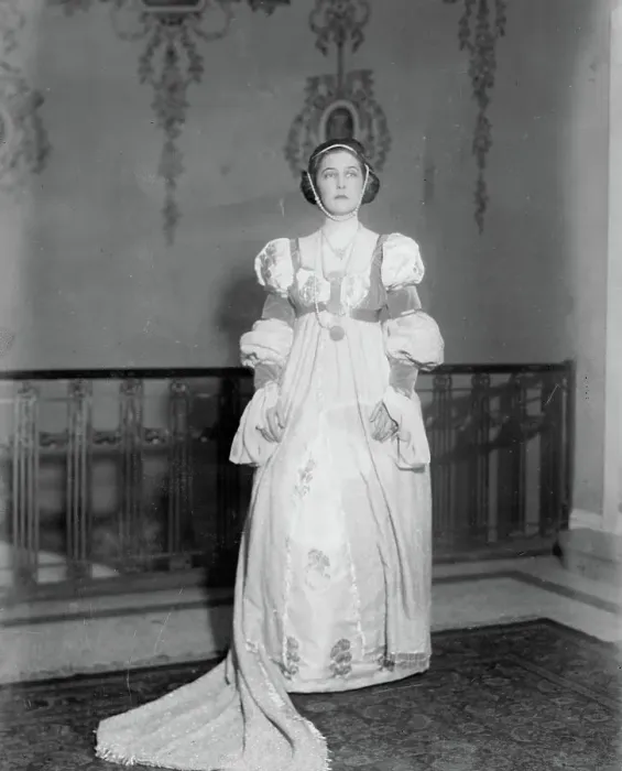 Framed Print : Mrs. Rob't Warwick, 1914. Creator: Bain News Service