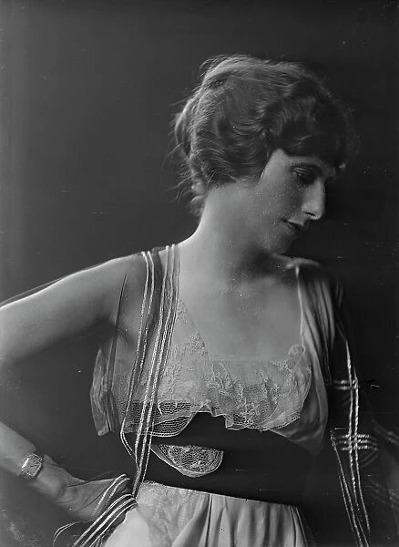 Mrs. Rosecrans Baldwin, portrait photograph, 1918 Aug. 27. Creator: Arnold Genthe