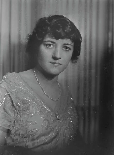 Mrs. Ruth Frances Miller, portrait photograph, 1918 July 13. Creator: Arnold Genthe