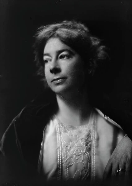 Mrs. Sara Teasdale Felsinger [sic], portrait photograph, 1919 July 11. Creator: Arnold Genthe