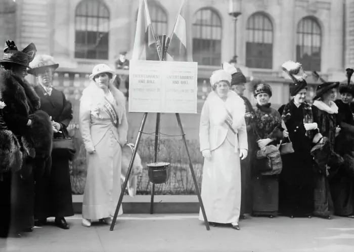 Framed Print : Mrs. Sidney Berg [and] Mrs. Calvin Tompkins, 1914. Creator: Bain News Service