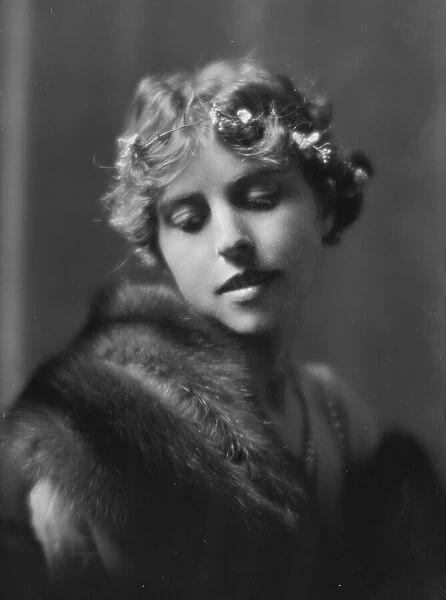 Mrs. Sinclair, portrait photograph, 1918 Feb. 5. Creator: Arnold Genthe