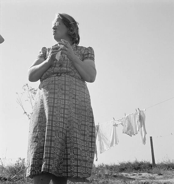 Mrs. Soper tells how it was when they first came, Willow Creak, Oregon, 1939. Creator: Dorothea Lange