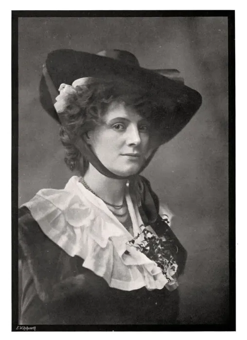Framed Print : Mrs T Eyre Macklin, 1901. Artist: David Blount Framed Print : Mrs T Eyre Macklin, 1901. Artist: David Blount