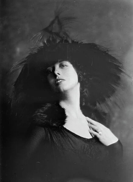 Mrs. Tartone, (formerly Miss Windsor), portrait photograph, 1919 Oct. 7. Creator: Arnold Genthe