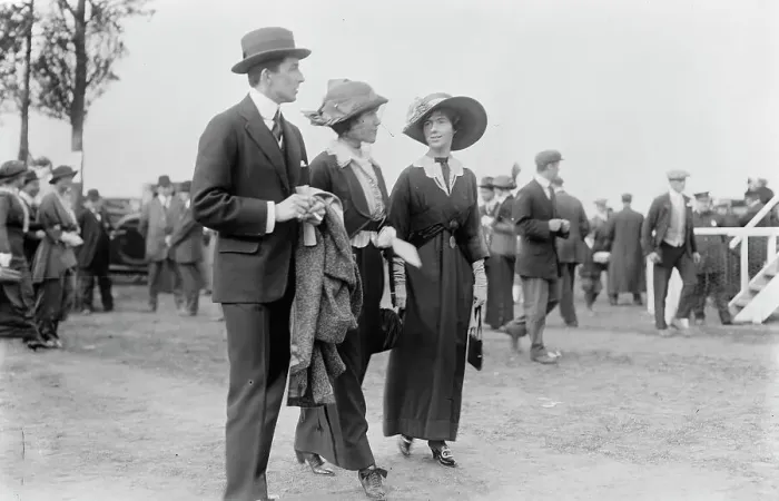Framed Print : Mrs. Theo. Roosevelt Jr. & Mrs. Snowden Fahnestock, 1913. Creator: Bain News Service Framed Print : Mrs. Theo. Roosevelt Jr. & Mrs. Snowden Fahnestock, 1913. Creator: Bain News Service