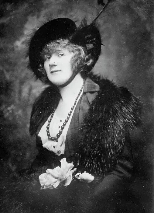 Framed Print : Mrs. Thos. F. Manville Jr. between c1910 and c1915. Creator: Bain News Service Framed Print : Mrs. Thos. F. Manville Jr. between c1910 and c1915. Creator: Bain News Service