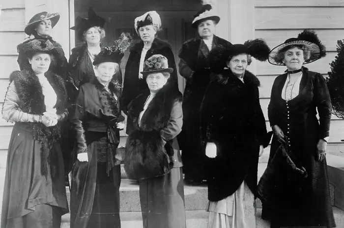 Framed Print : Mrs. T.P. Gore, Mrs. H.A. Cooper, Mrs. J.E. Baker [i.e. Raker], Mrs. F.M. Briggs, [Mrs.]... 1915. Creator: Bain News Service