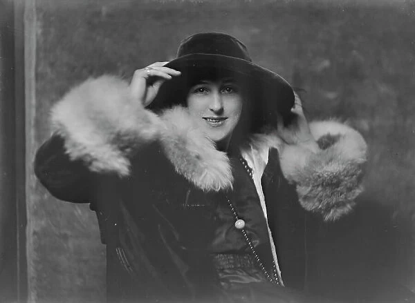 Mrs. W.B. Knapp, portrait photograph, 1918 Nov. 6. Creator: Arnold Genthe