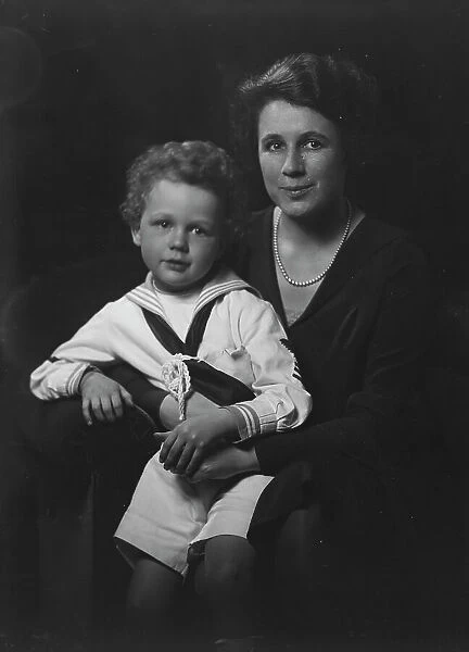 Mrs. Willard Baldwin and child, portrait photograph, 1930 May 5. Creator: Arnold Genthe