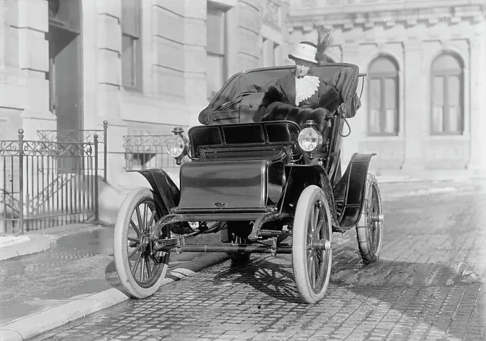Framed Print : Mrs. William E. Borah In Auto, 1912. Creator: Harris & Ewing. Mrs. William E. Borah In Auto, 1912. Creator: Harris & Ewing Framed Print : Mrs. William E. Borah In Auto, 1912. Creator: Harris & Ewing. Mrs. William E. Borah In Auto, 1912. Creator: Harris & Ewing
