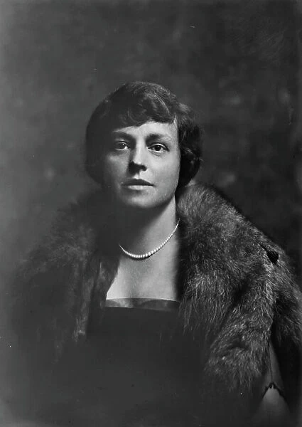 Mrs. Winchester Noyes, portrait photograph, 1919 Sept. 23. Creator: Arnold Genthe