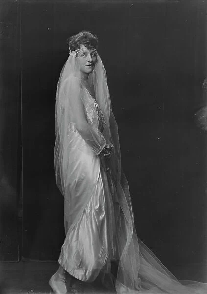 Mrs. W.S. Elliott, portrait photograph, 1918 Nov. 6. Creator: Arnold Genthe