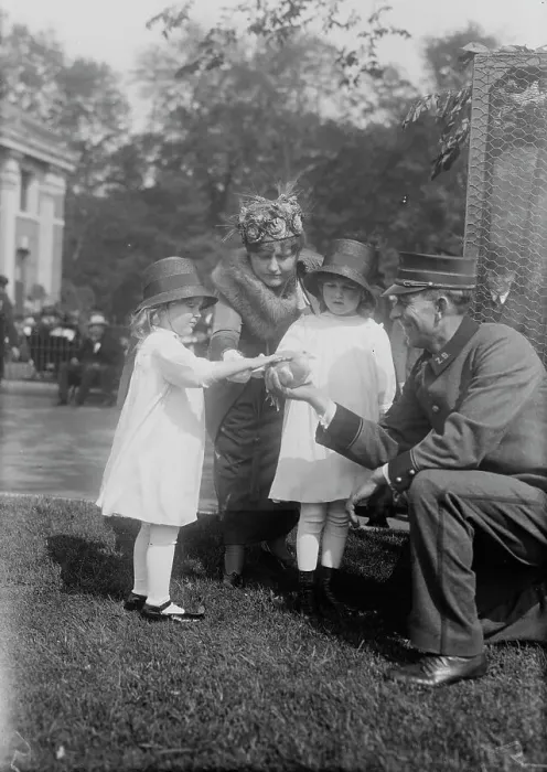 Framed Print : Mrs. W.W. Niles & children, between c1915 and c1920. Creator: Bain News Service Framed Print : Mrs. W.W. Niles & children, between c1915 and c1920. Creator: Bain News Service
