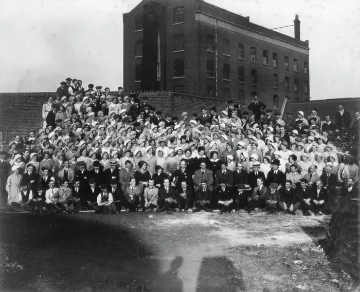 Framed Print : Munitions factory workers, London, World War I, 1914-1918. Artist: Haua Framed Print : Munitions factory workers, London, World War I, 1914-1918. Artist: Haua