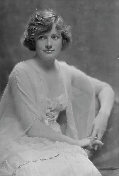 Murdock, Ann, Miss, portrait photograph, 1914 July 23. Creator: Arnold Genthe