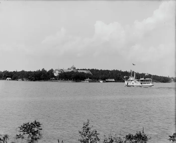 Framed Print : Murray Hill Hotel, Thousand Islands, (1901?). Creator: Unknown Framed Print : Murray Hill Hotel, Thousand Islands, (1901?). Creator: Unknown