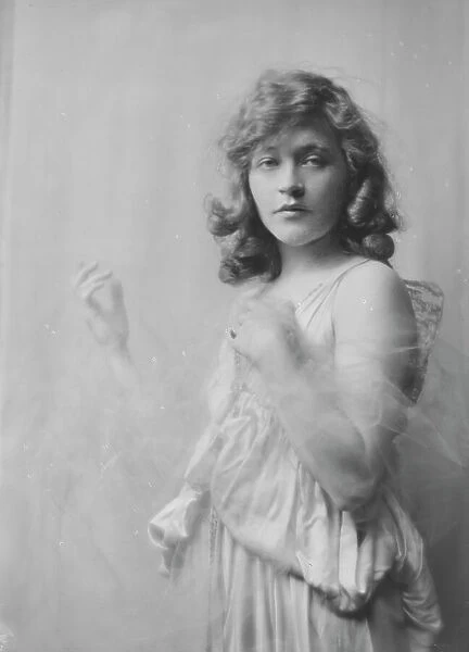 Murray, Mae, Miss, portrait photograph, 1915 Dec. 3. Creator: Arnold Genthe