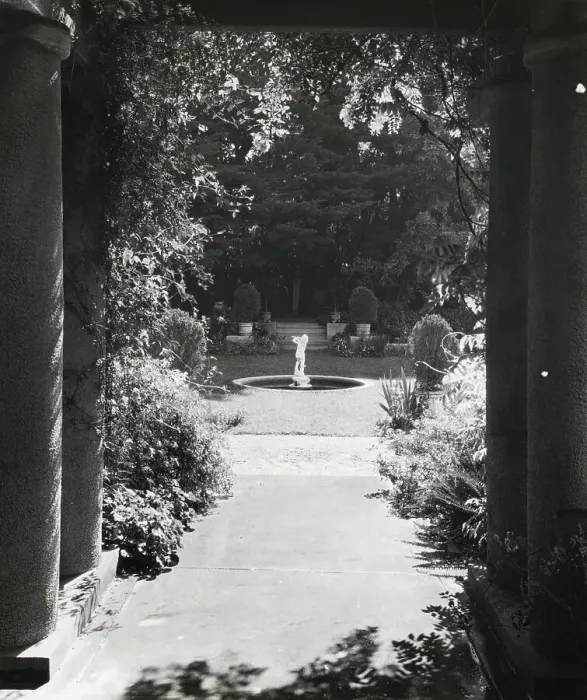 Framed Print : Myron Hunt house, 200 North Grand Avenue, Pasadena, California, 1917. Creator: Frances Benjamin Johnston Framed Print : Myron Hunt house, 200 North Grand Avenue, Pasadena, California, 1917. Creator: Frances Benjamin Johnston