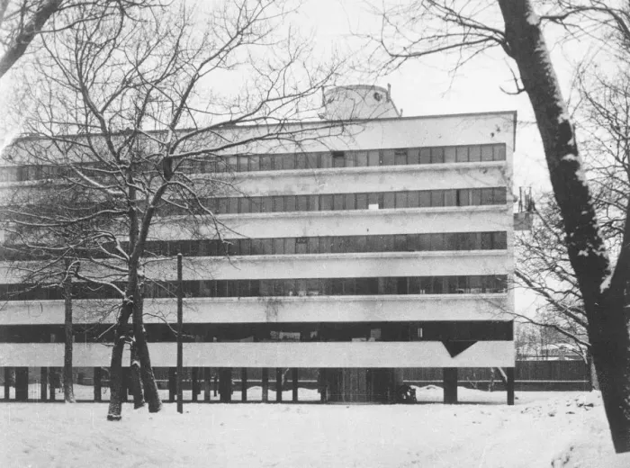 Framed Print : The Narkomfin Building in Moscow, 1928-1929 Framed Print : The Narkomfin Building in Moscow, 1928-1929