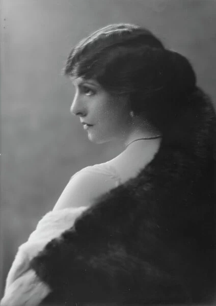 Nash, Mary, Miss, portrait photograph, 1917 Sept. 10. Creator: Arnold Genthe