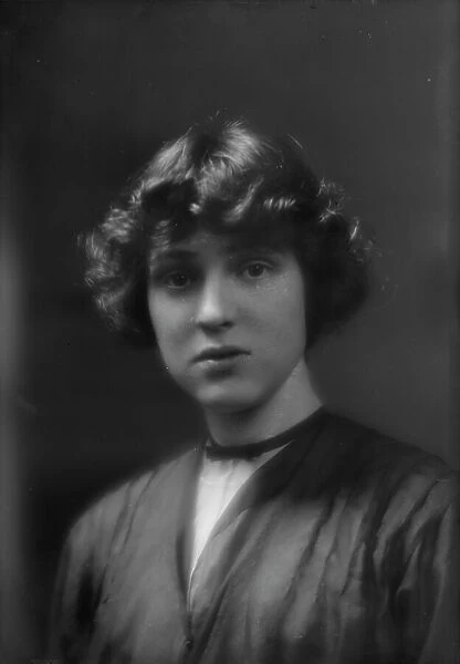 Nash, Miss, portrait photograph, 1913. Creator: Arnold Genthe