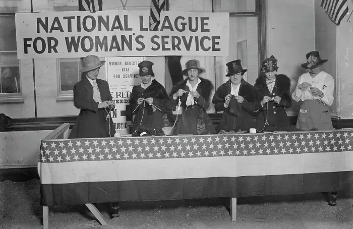 Framed Print : National League for Woman's Sevice, between 1917 and 1919. Creator: Bain News Service Framed Print : National League for Woman's Sevice, between 1917 and 1919. Creator: Bain News Service