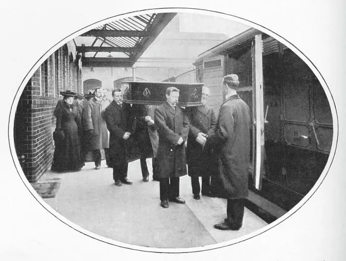 Framed Print : At the Necropolis Companys station, Westminster Bridge Road, London, c1900 (1903) Framed Print : At the Necropolis Companys station, Westminster Bridge Road, London, c1900 (1903)