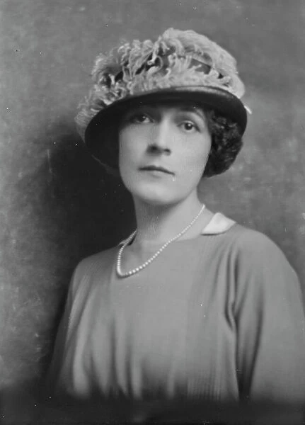 Neeser, Randolph, Mrs. portrait photograph, 1917 Oct. 15. Creator: Arnold Genthe