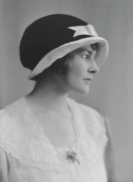 Nesbit, Cathleen, Miss, portrait photograph, 1916. Creator: Arnold Genthe