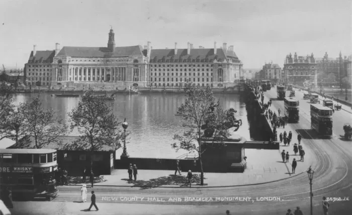 Framed Print : New County Hall and Boadicea Monument, London, c1925 Framed Print : New County Hall and Boadicea Monument, London, c1925